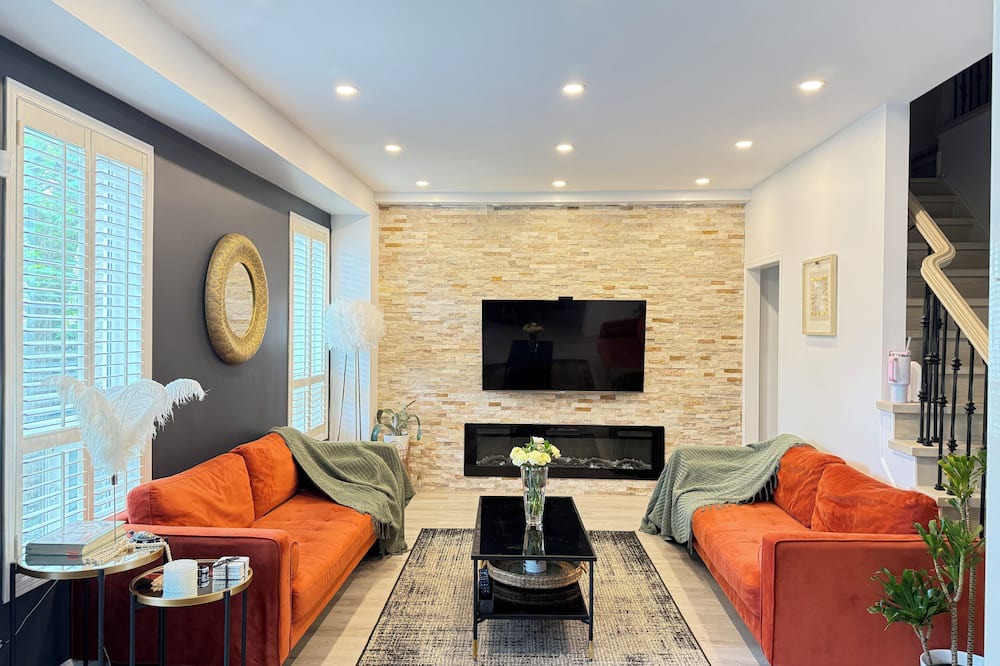 Churchill Meadows House | YOUR HOME AWAY FROM HOME.Best Family Neighourhood, Close to all Attraction