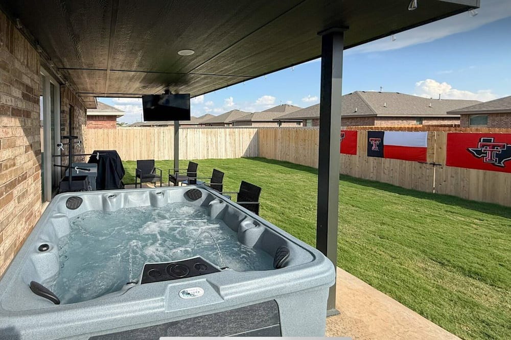 Lubbock Resort | Raider Resort ~ Hot Tub, Arcade, and Luxury for 14 Guests in Red Raider Land