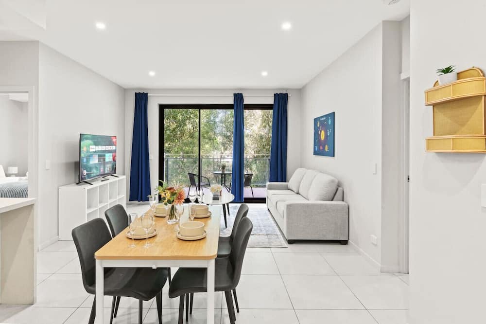 Macgregor Apartment | Modern Retreat 2 Ensuite Bedrooms + Walk to Shops