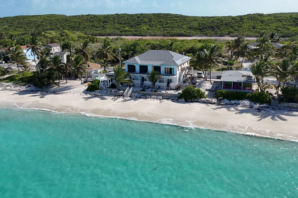 Rokers Point Apartment | Spacious Luxury Beachfront Suite