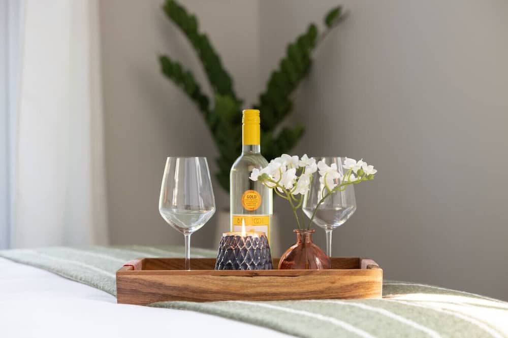 Newtonville Apartment | Hist. Troy River acc. Modern Apt