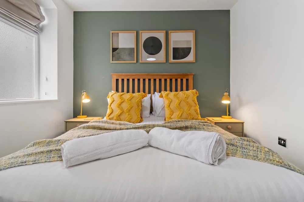 Worcester Apartment | Perry - BRAND NEW Stylish City Centre Apartment - Sleeps 4