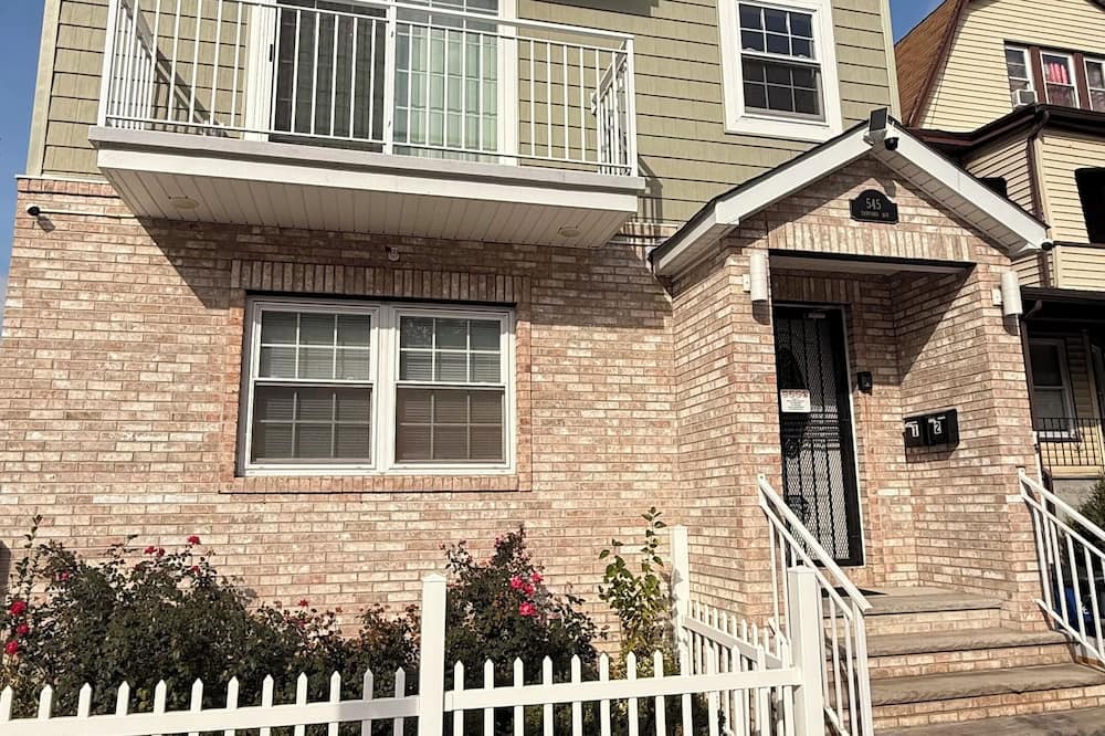 Lower Vailsburg Apartment | Art Gallery Home with 2-bedroom & dedicated Game-room.