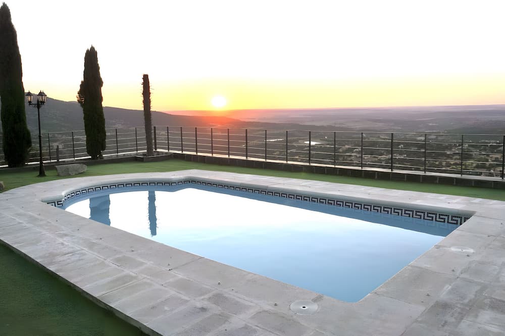 Los Angeles de San Rafael Villa | Villa 'Los Ángeles' with Lake Views, Private Pool and Wi-Fi