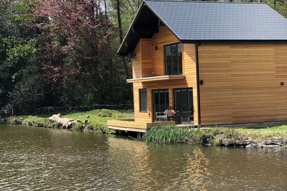 Worth House | Executive retreat getaway featuring Professional hot tub. Hydropool luxury.