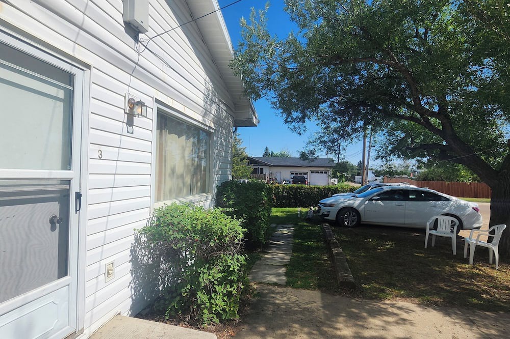 Hanna Apartment | Town-in-Country Suite in Hanna