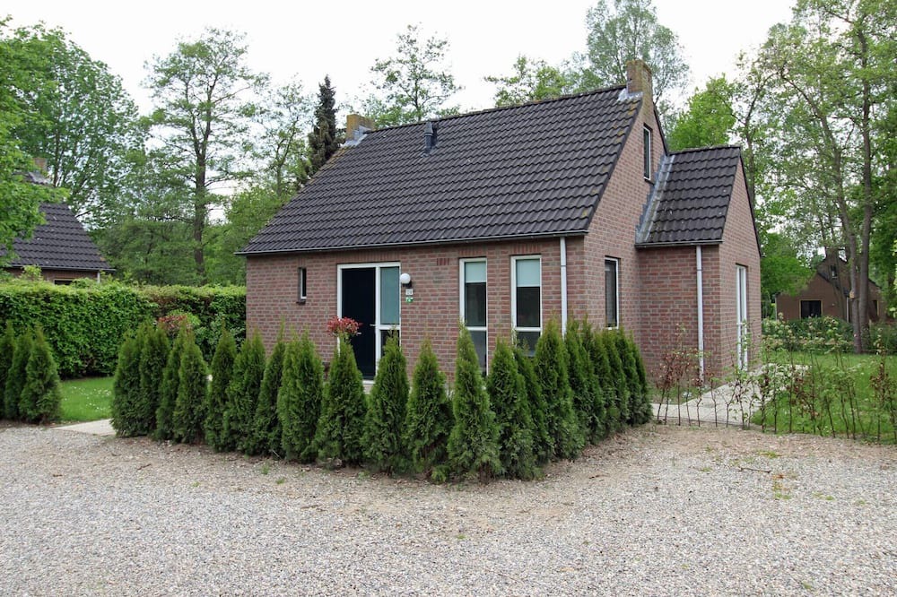 Ewijk House | Bright Bungalow in Peaceful Park Setting