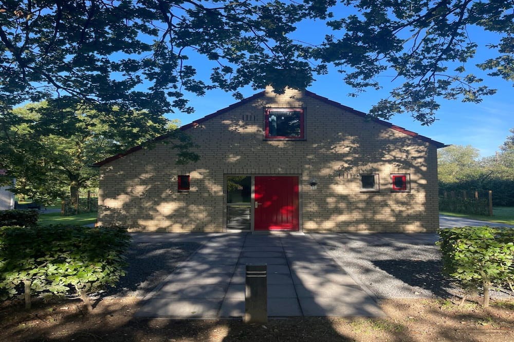 Ewijk House | Sunny Family Bungalow by the Lake