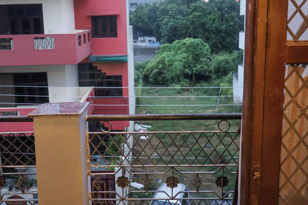 Gurugram Apartment | About this spacenIndependent 1 BHK Floor Including Breakfast with Terrace.