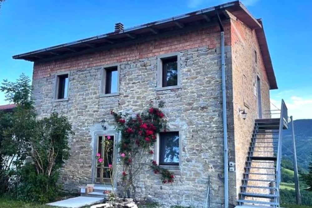 Casteldelci Apartment | House in the woods with mountain views