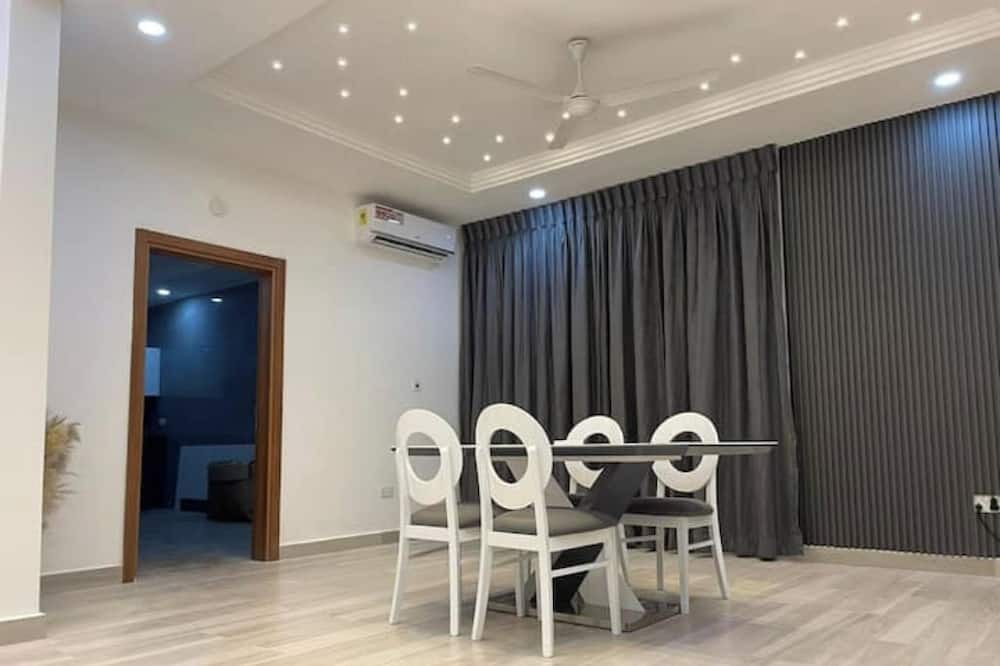 Asylum Down House | Brand New. Mins to Airport. Solar. Gated Community