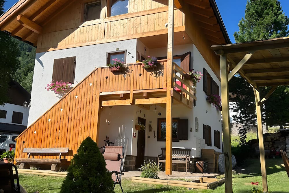 Bellamonte House | Holiday Home 'Ciasa La Cate' with Mountain View, Private Terrace and Wi-Fi