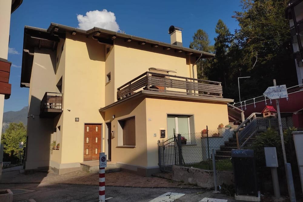 Pieve di Cadore Apartment | 'Casetta Gialla' Apartment with Private Terrace