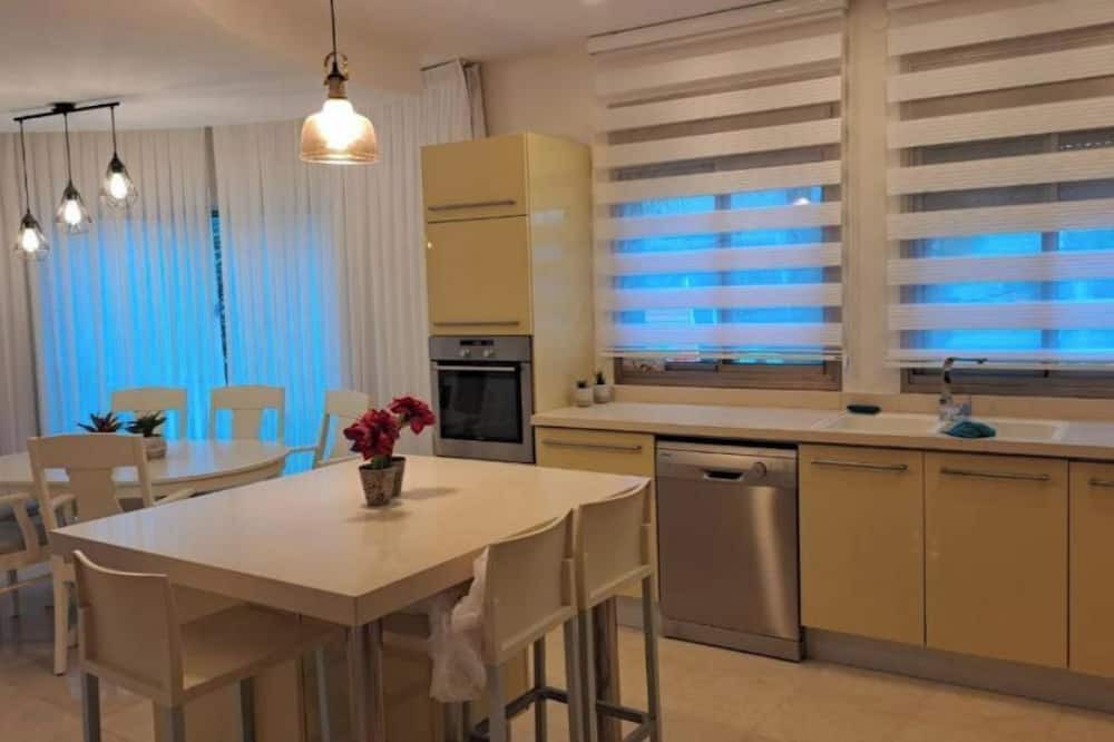Bene Beraq Villa | אבני החושן- Avnei Hoshen - Two-Bedroom Apartment