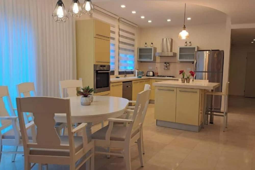 Bene Beraq Villa | אבני החושן- Avnei Hoshen - One-Bedroom Apartment