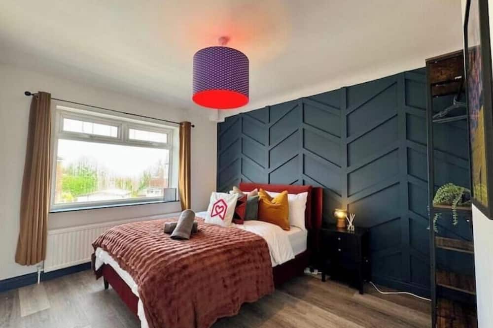 Swinton House | Family & Pet-Friendly 3BR, Parking, 20 min to City