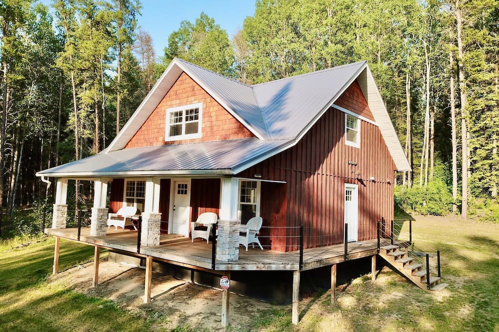 Salol Cabin | Cabin/bunkhouse for hockey teams, bird watchers, ATV/Snowmobilers, family events