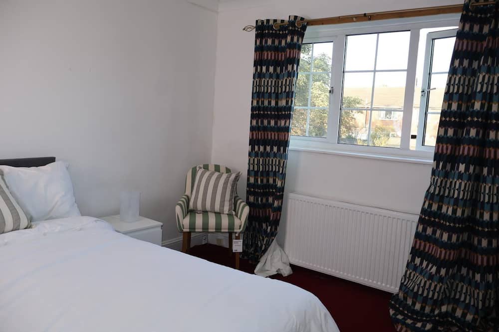 Vange House | Homely 3-bedroom House close to shops and also close to the town center