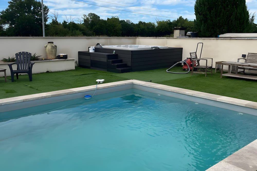 Camaret-sur-Aigues Villa | Villa "Pool Jacuzzi" with private pool, Wi-Fi and air conditioning