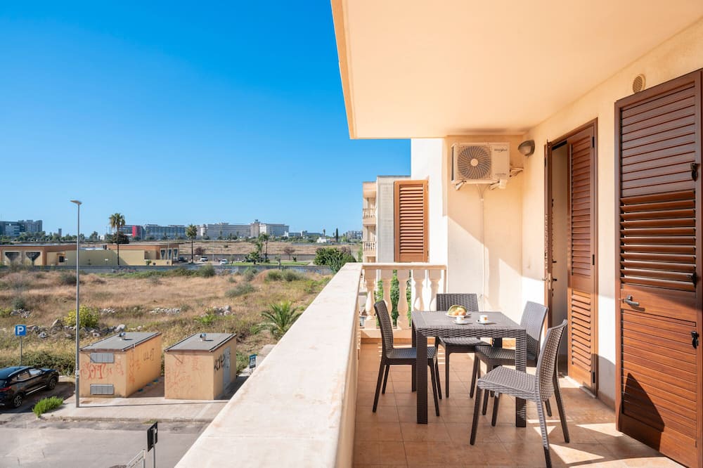 Castromediano House | Holiday Home 'Manuela' with Balcony, Wi-Fi and Air Conditioning
