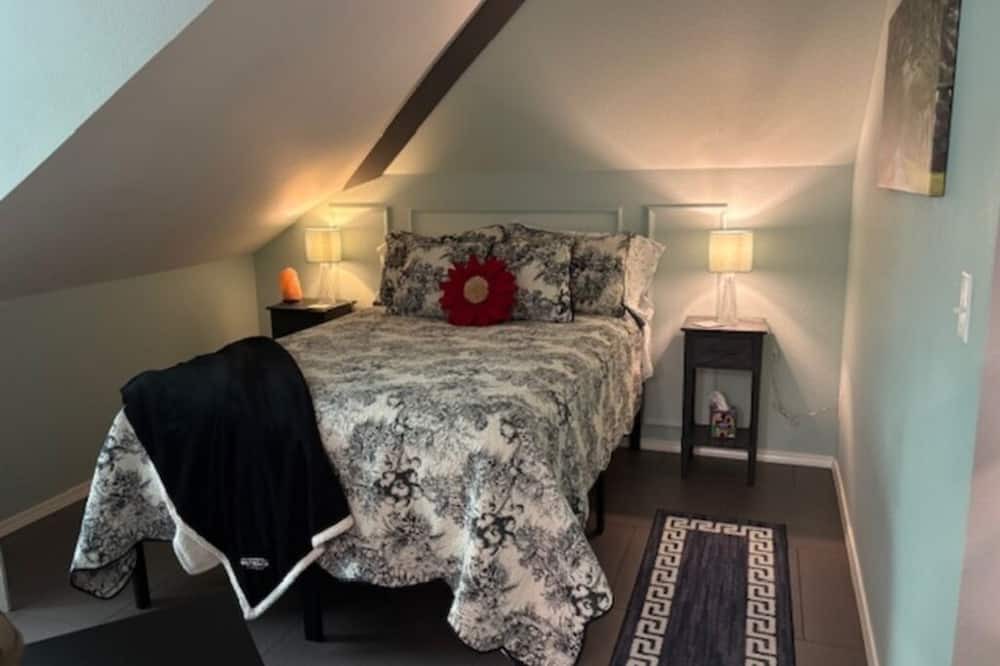 Bixby Apartment | Cozy Studio Apartment above Garage