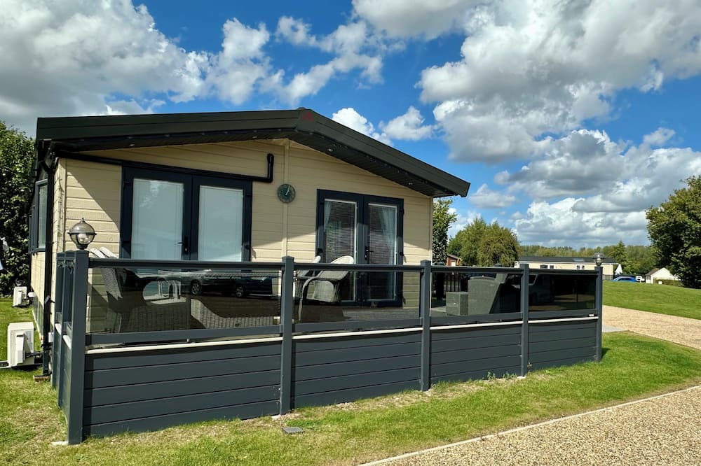 Yaxham Cabin | Beautiful lakeside Lodge in tranquil setting