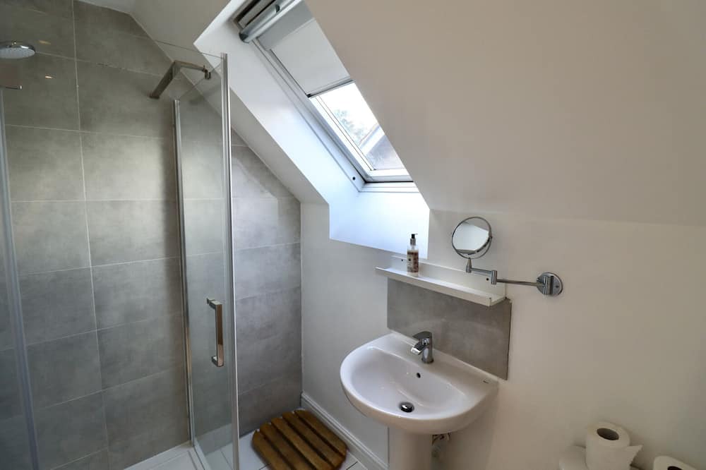 Bracknell Ski Chalet | Spacious 4-Bed Home in Bracknell