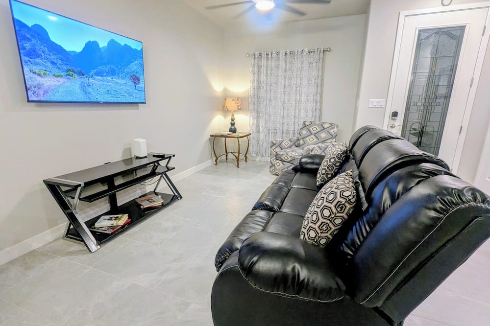 Las Cruces House | Modern 2BR/2BA + Office Home Walk to Red Hawk Golf Club, Near NMSU & White Sands
