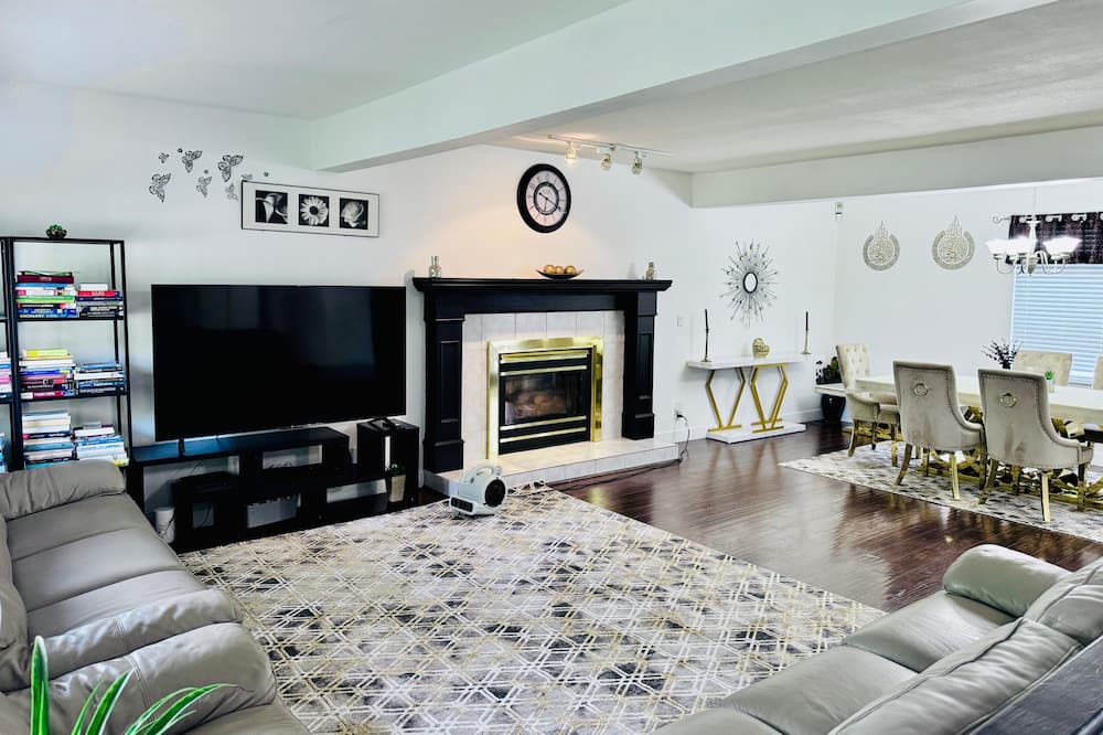 Fleetwood House | Welcome to a Spacious Mansion