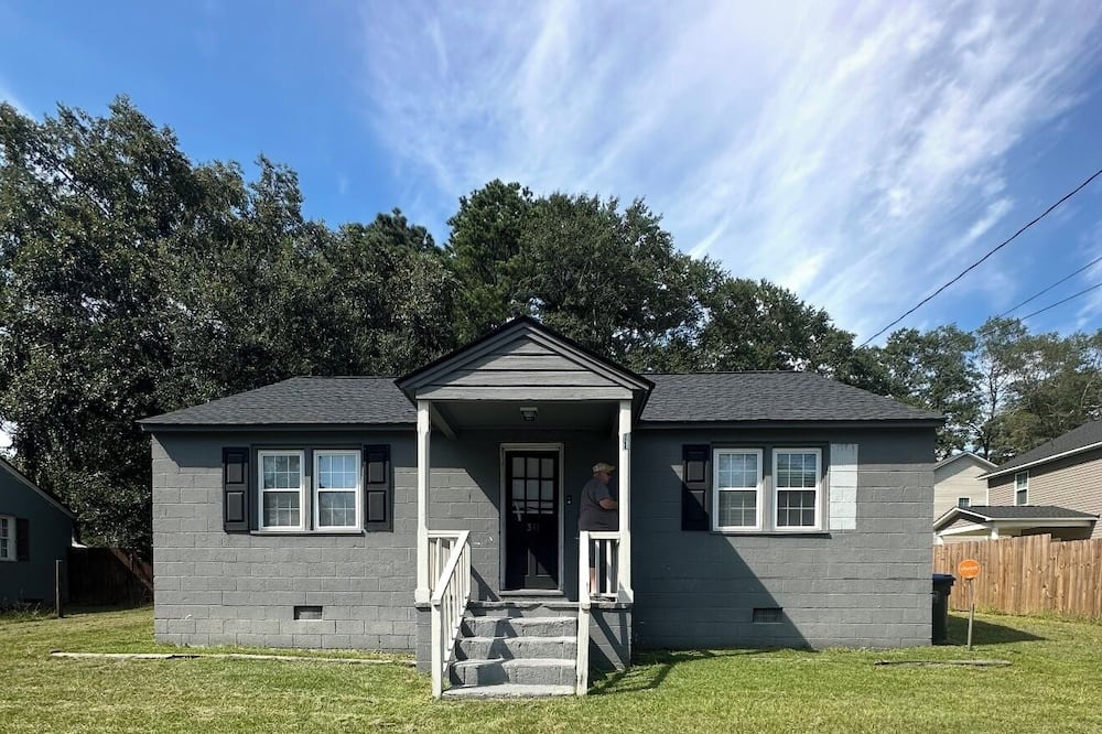 Raeford House | Casa Minimal Cottage Pet Friendly w/Fenced Yard
