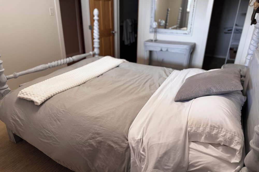 Smithers Apartment | Fox & Fern 2 BR 2 BA Main St. Gem