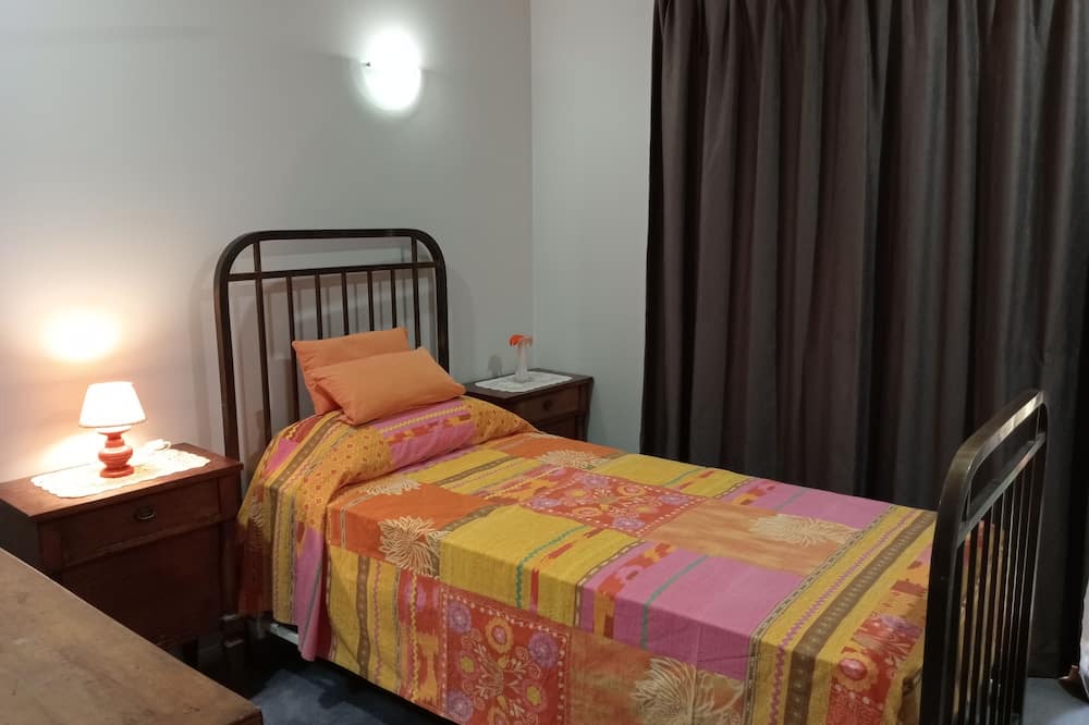 Collingwood Park Villa | All comfort single bedroom in villa, morning coffee, relax, go shopping in Malls