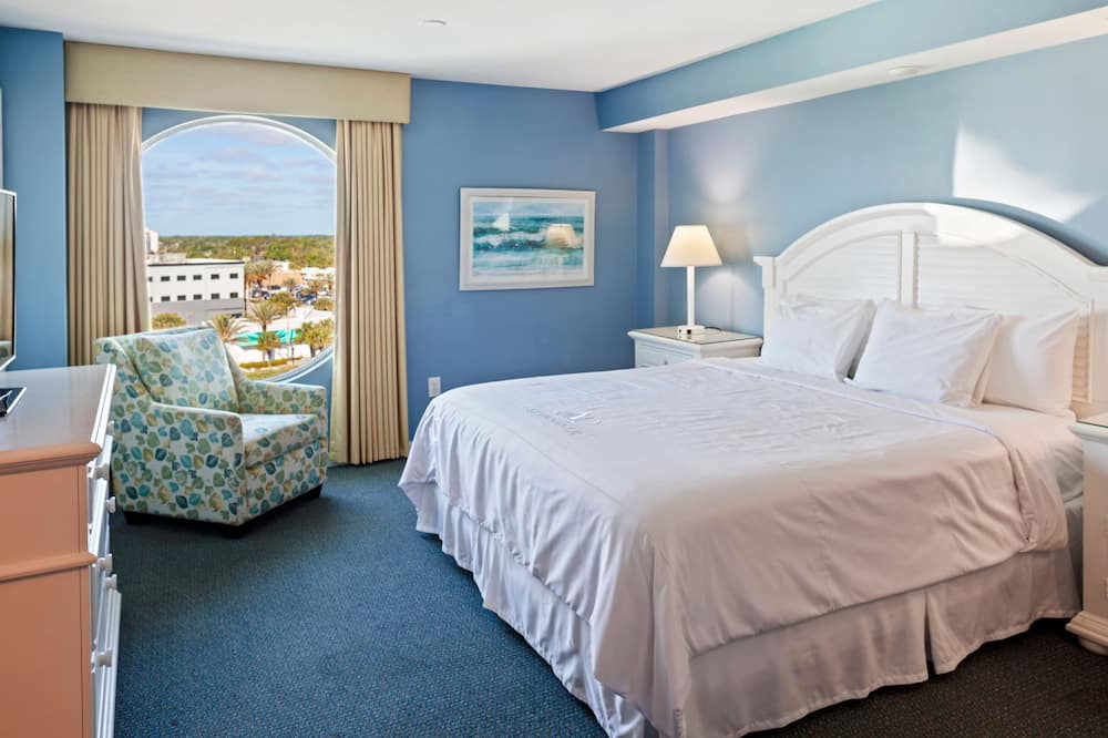 Ormond Beach Hotel | Bright King Room w/City Views – Walk to Everything from This Urban Gem