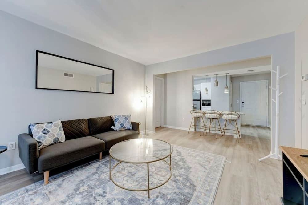 Pleasant Valley Apartment | Relaxing Pool Spacious 4BR 4BA Close to Everything