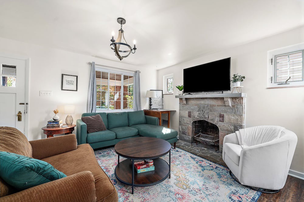 Sewickley House | tCharming Sewickley Village House, 2BR + Office/Futon, Walk to Shops