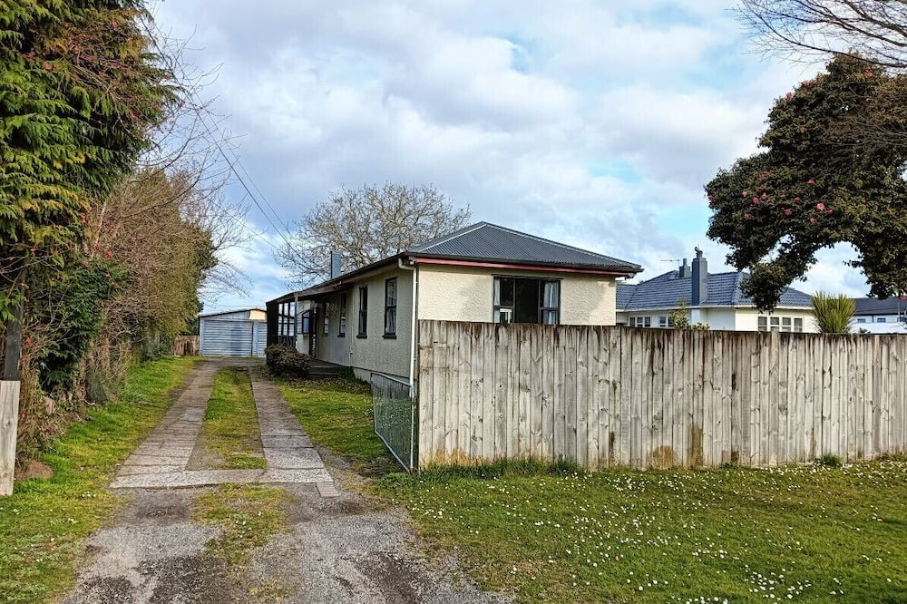 Kawaha Point House | 5 Bedroom House at Rotorua