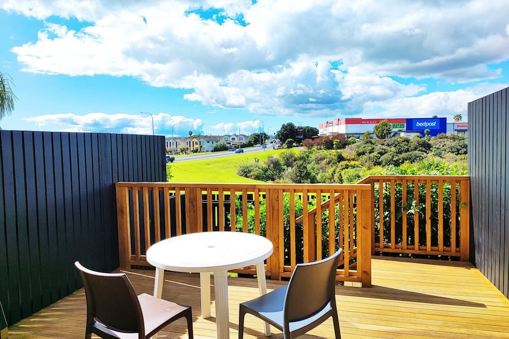 Auckland Apartment | New Townhouse with VIEW - Walking to Botany Center