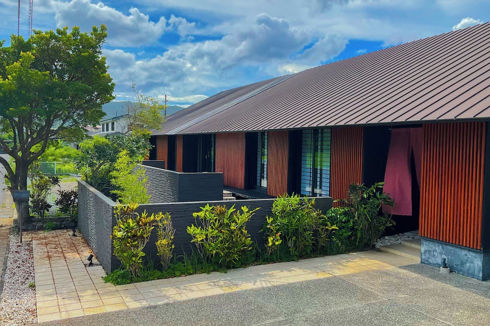 Akaogi House | Limited to one pair per day! The entire building is reserved for private use! A luxurious inn designed in a modern Japanese style! You can enjoy your private time in the nature of Amami Oshima with a large projector. ⭐︎