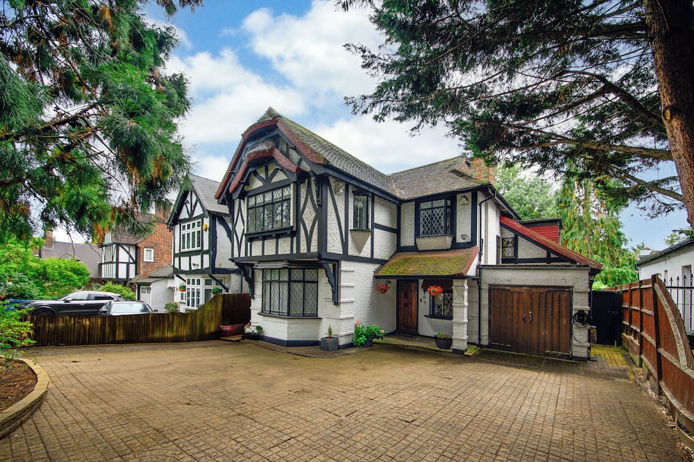 Canons House | Beautiful Tudor House - 15 mins to Wembley Stadium