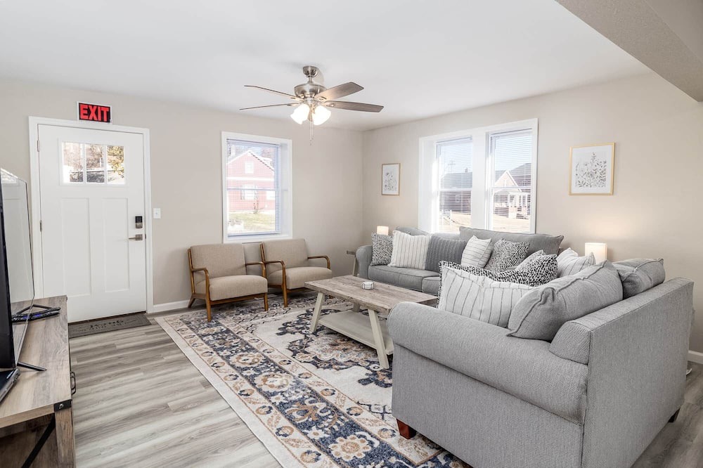 Hermann Apartment | Spacious 3 bed 3 bath unit in downtown Hermann