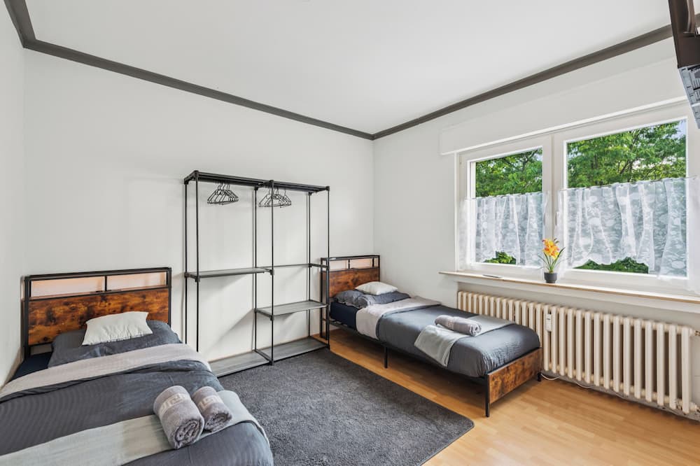 Velbert Apartment | Good location, ideal for fitters, trade fair guests, 3 bedrooms, SmartTV