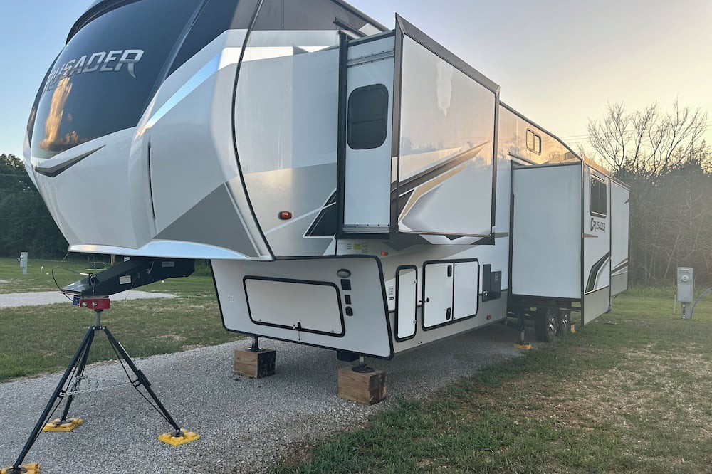Branson RV Rental | Branson Escape- Charming Stationary Fifth Wheel Rental with Comfort and Style