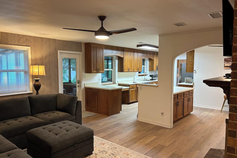 North Northwest Pensacola House | Spacious 4-bedroom house in amazing Pensacola with AC