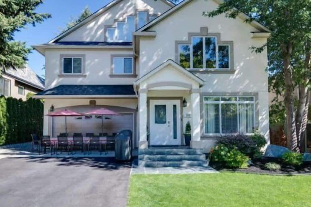 South Pandosy House | Boyce-Gyro Beach Retreat (Right across from the beach!)