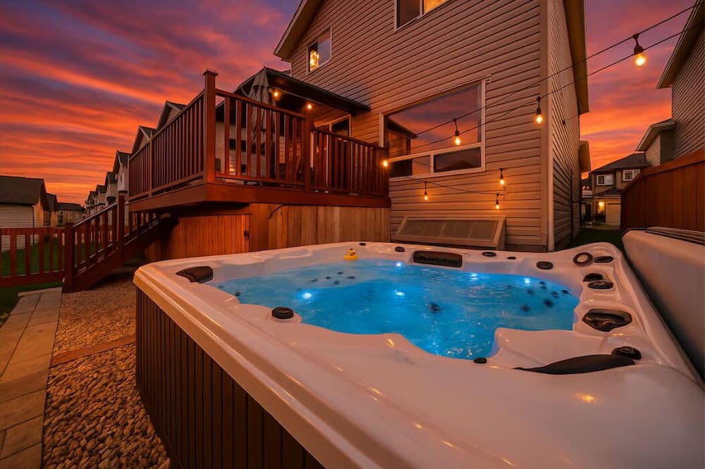 Southeast Edmonton House | 5BD Jungle Oasis - HotTub - BBQ - KingBed - Games - Garage