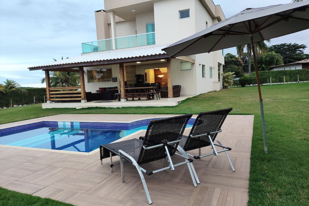 Lameirao House | Family home, swimming pool and soccer field, in a gated community.