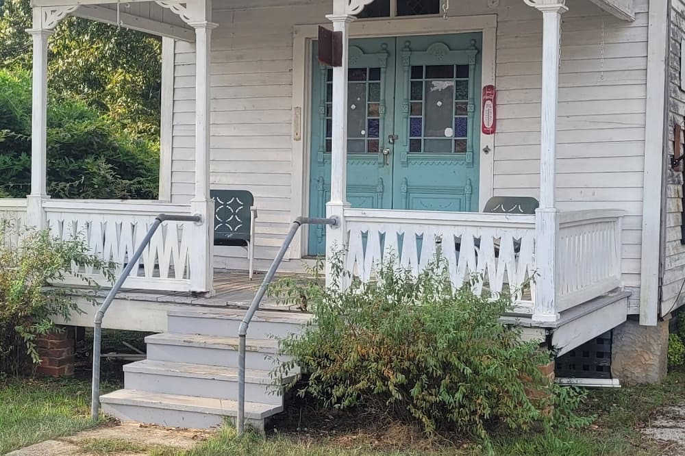 Centreville Apartment | Charming old country store style residence in the town of Brent, Alabama.