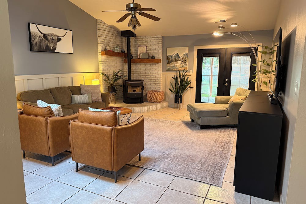 Farmington House | 3-bedroom house in fabulous Farmington with big backyard for hosting