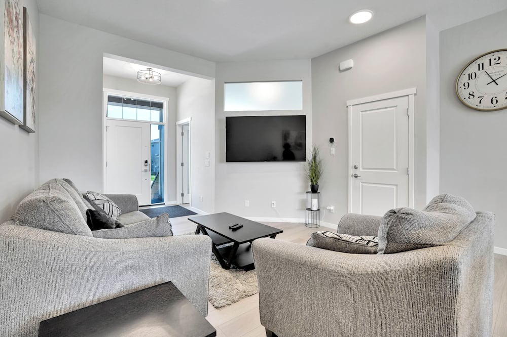 Southeast Calgary House | New Stylish 6BR/8BD/4.5BT/Ac/Remote Work/Games/Lake Access