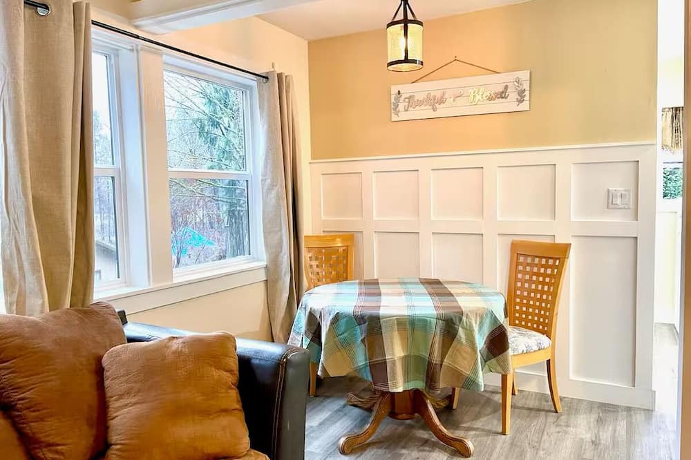 Vida Cabin | Charming cabin with river access & AC in Blue River - perfect for a getaway